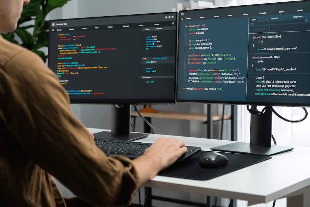 desarrollador de ti que trabaja en linea desarrollo de software codificacion en pantallas de pc gusher 2